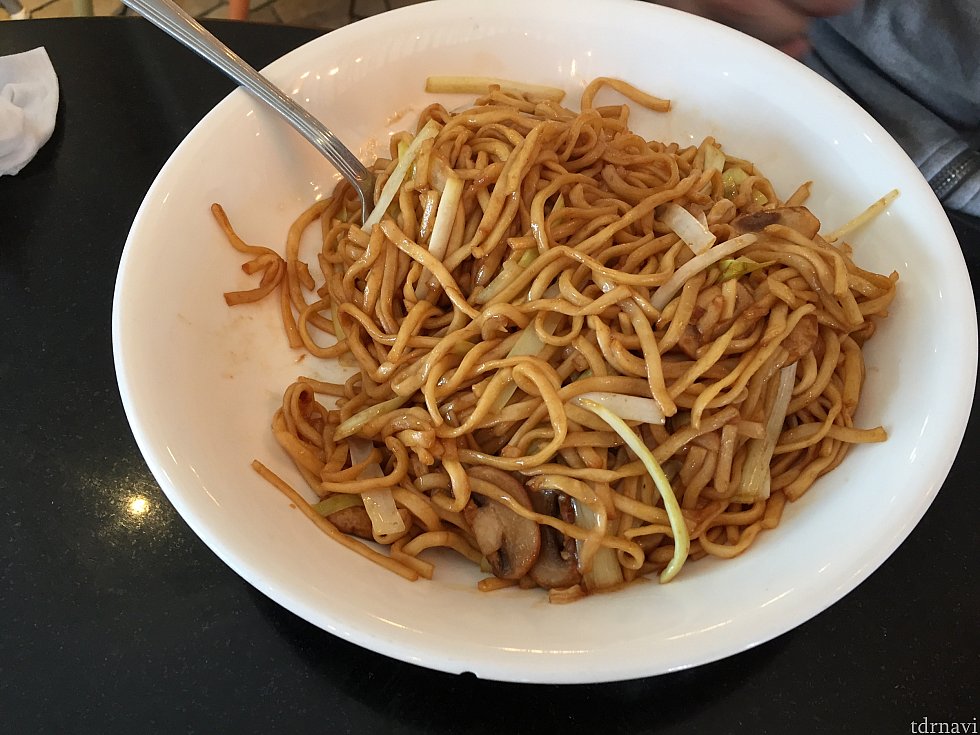 焼きそば。野菜があまり入ってないけど、これも日本で馴染みのあの味。