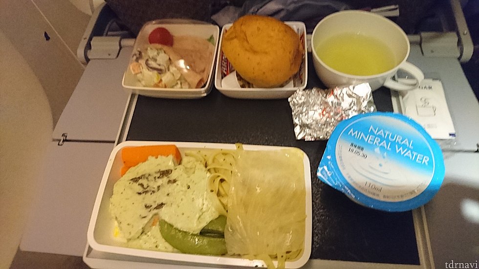 成田→ロサンゼルス
1回目機内食 洋食
サーモンのバジルクリームソースパスタ