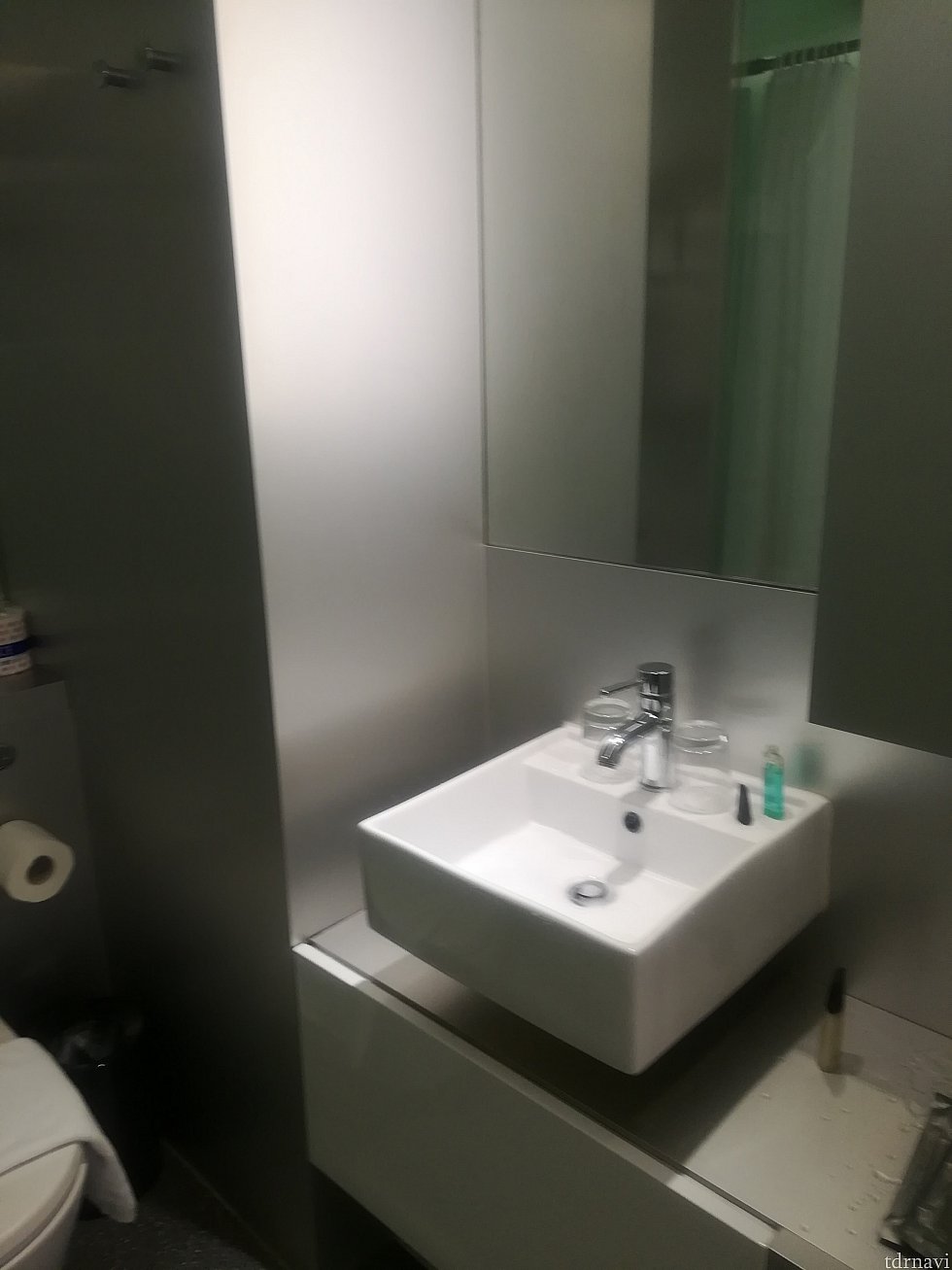 洗面台…水の勢いありすぎてすでに水が飛び散ったあとの写真です(;´∀`)