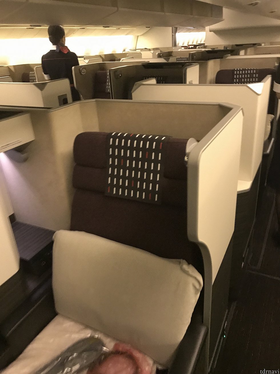 こちらはビジネスクラス。
フルフラットで気持ちよく旅行できますが、我慢して他でお金を使うようにしましたw