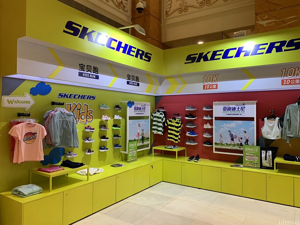 スケッチャーズはシューズ、アパレルの販売も行っていました。