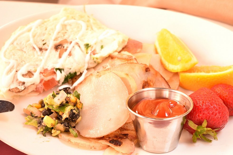 Ham and Cheese Omelet $11.00 野菜たっぷり!優しいお味で、朝食にぴったりです♪