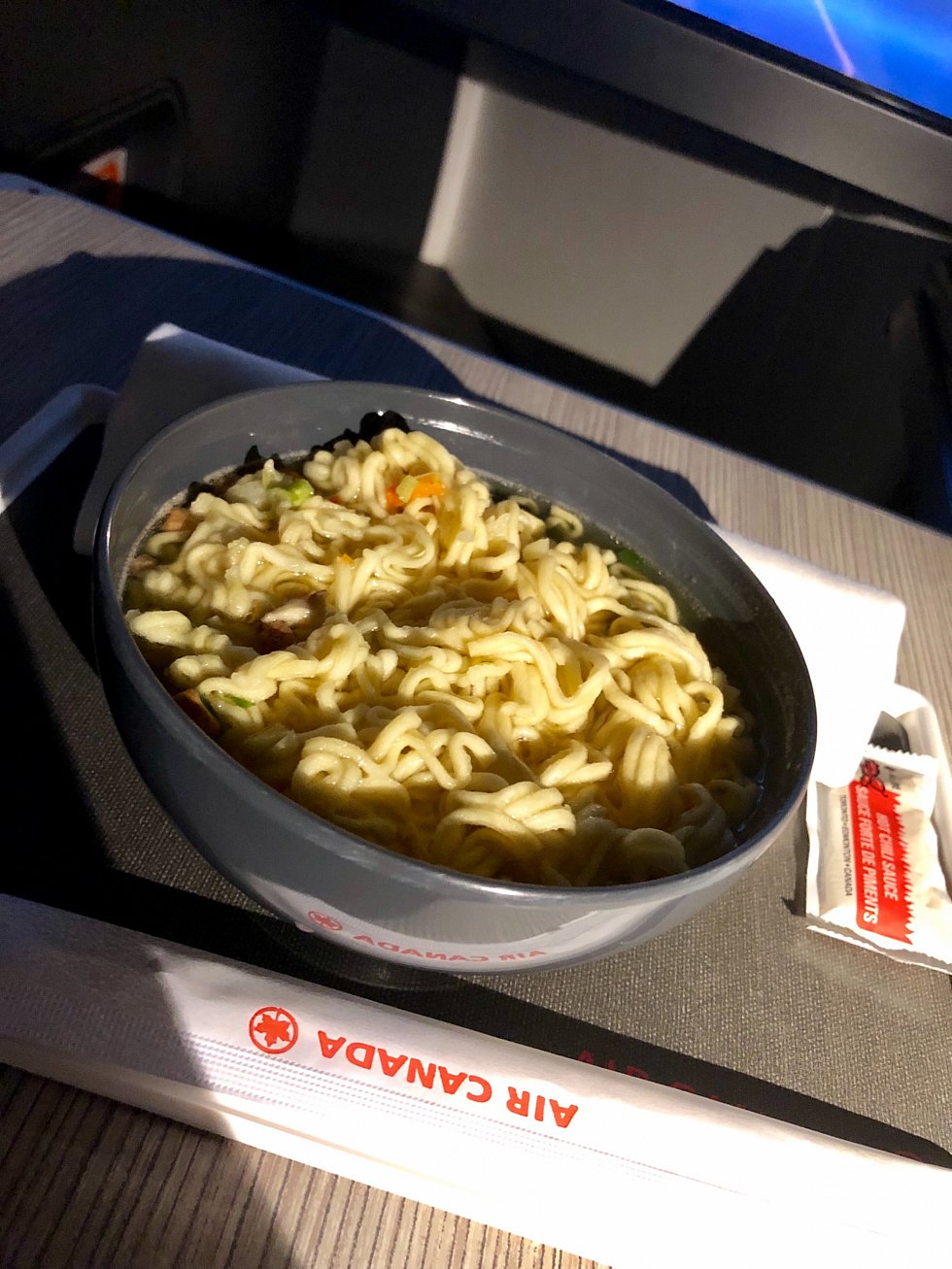 途中に起きて、空腹になったので、軽食をリクエスト。サンドイッチや,もっと美味しそうな麺類がある中を何故かカップ麺に。一口食べてから後悔しました。(笑)
