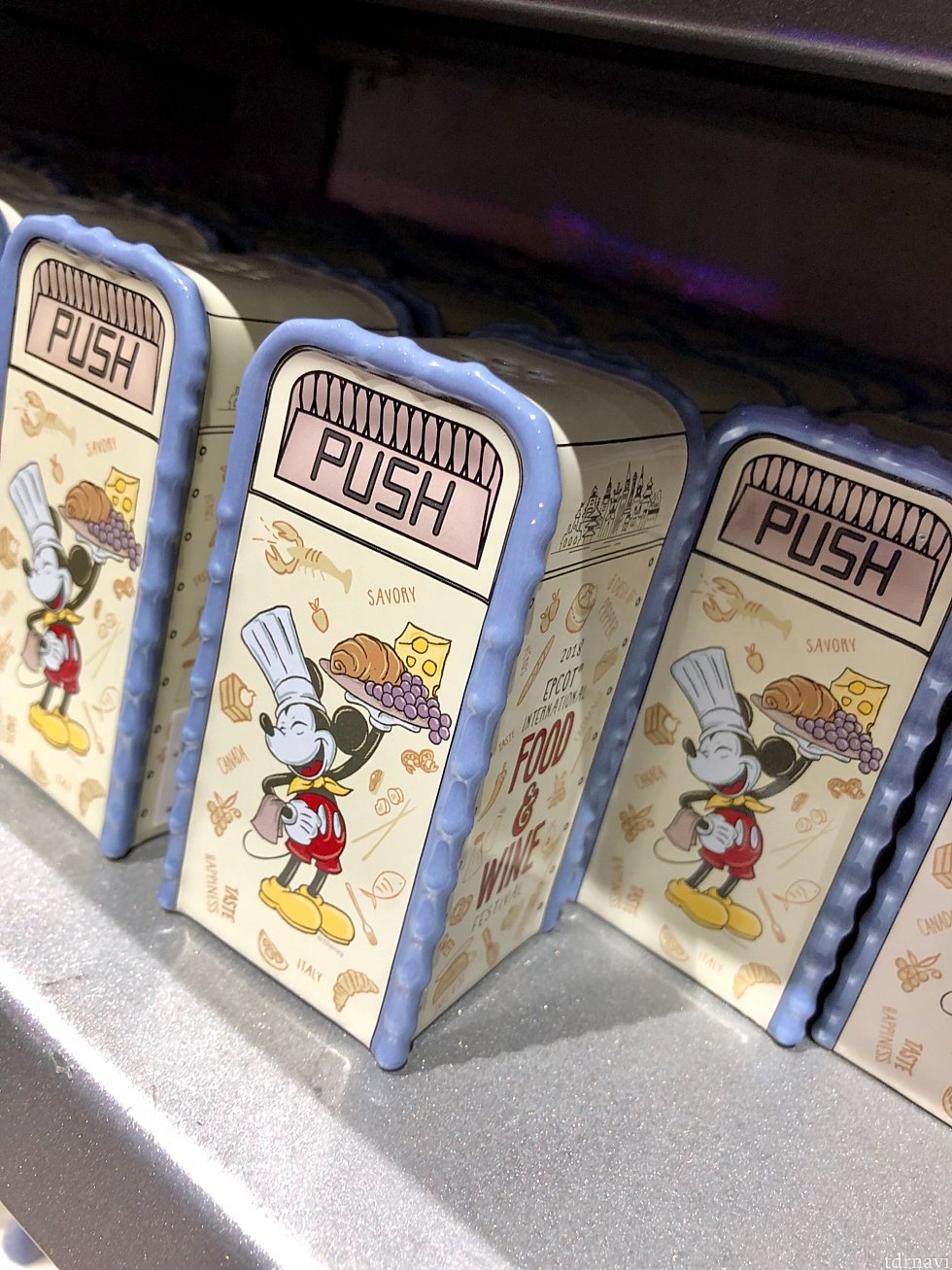 ディズニーパークのトラッシュカンの形をした塩胡椒入れ。$9.99