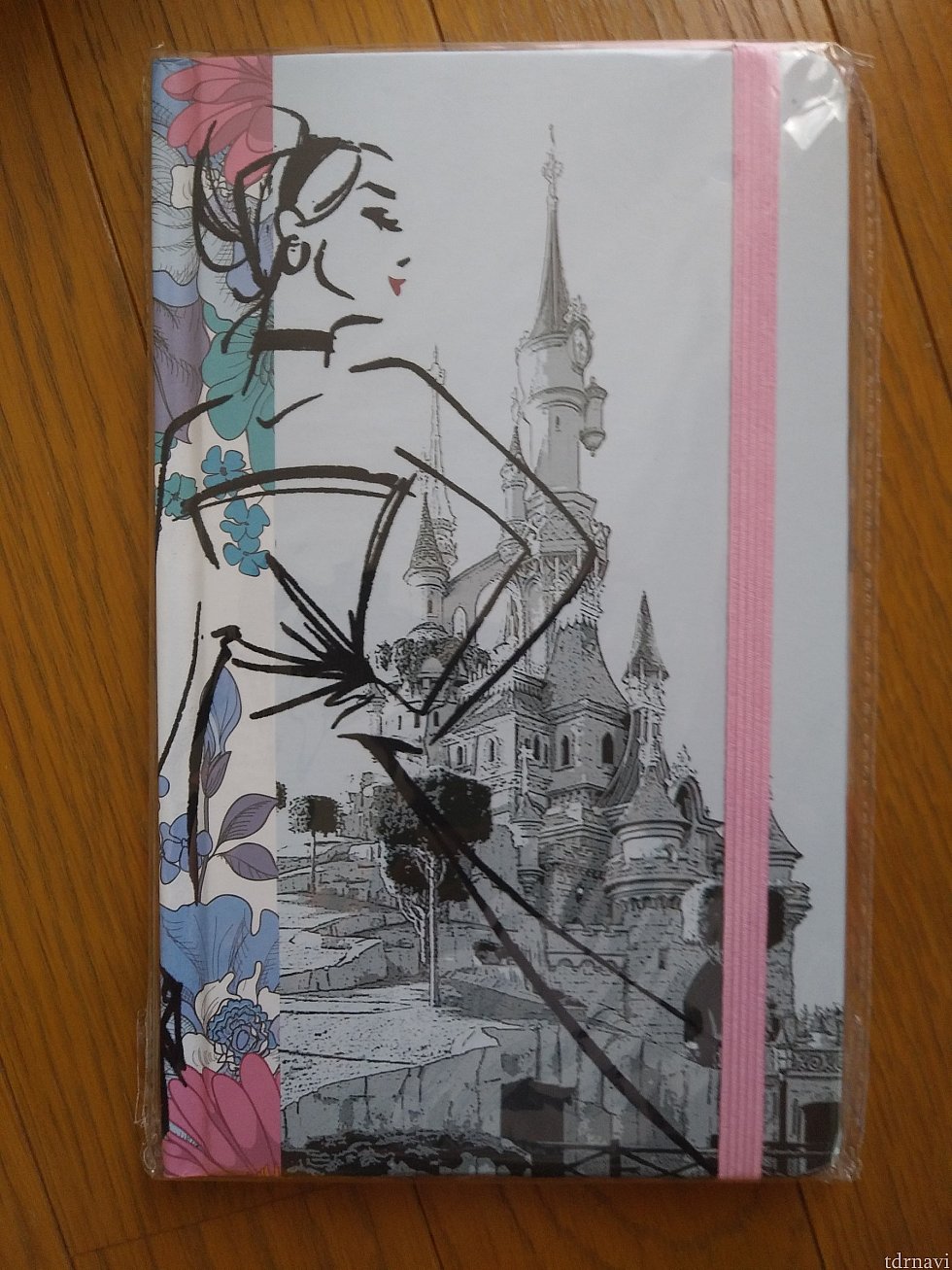 シンデレラのノート。裏面にDisneyland Parisと書いてある。