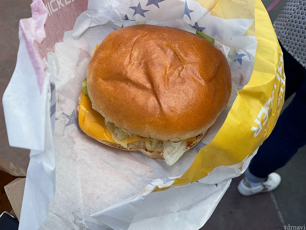 チキンバーガー。子どもサイズでも日本のファストフードバーガーサイズとは…