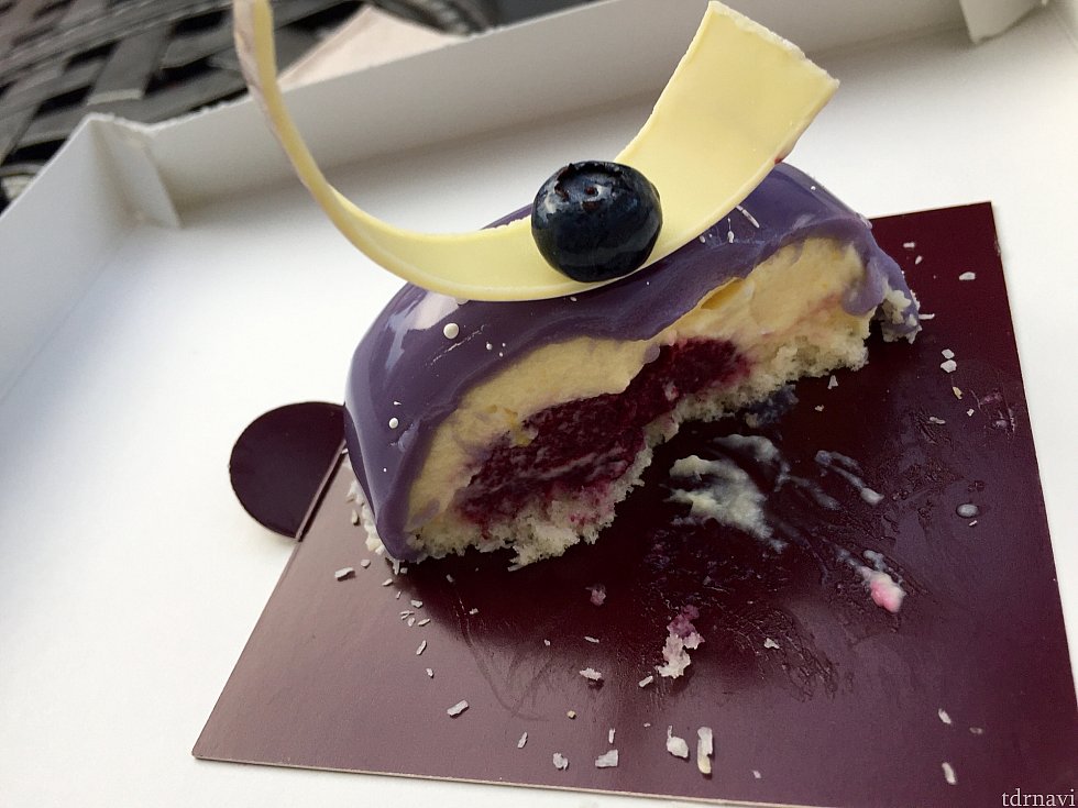 ブルーベリームースはほのかな酸味の効いたさっぱり系のケーキ。こちらも甘さ控え目でした。