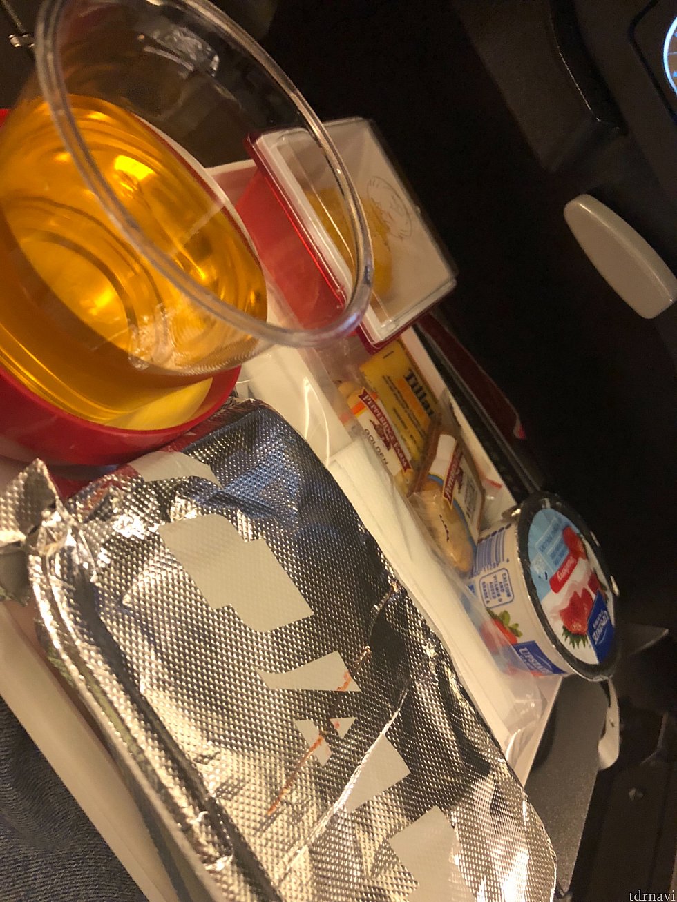 シカゴ発成田行き
機内食2食目
グラタンだったと思います。