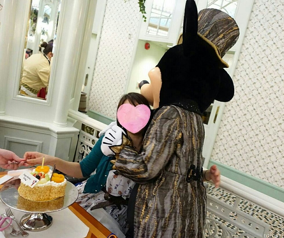 ミッキーとケーキカットし、ナイフ持ったままデレデレすごい顔してます😜