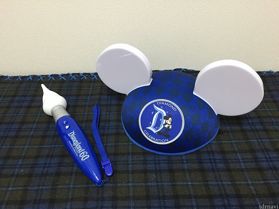 "Made with Magic"のペイントブラシとイヤーハット