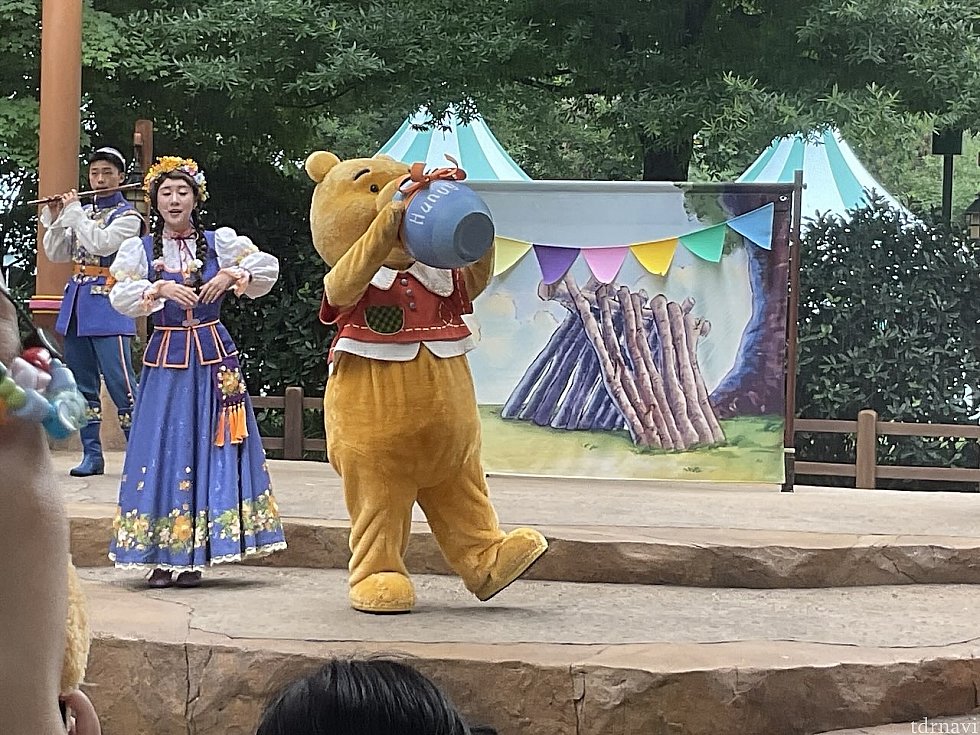ハチミツをゴクゴク飲むプーさん