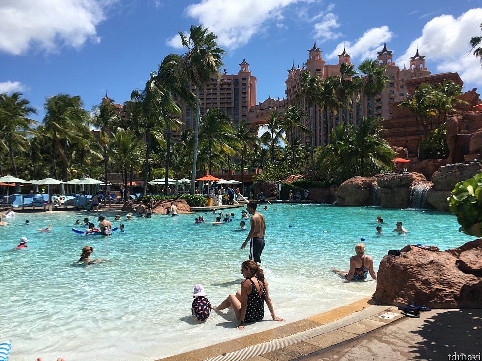 Mayan Temple Pool マヤテンプルプールはパラソル付きのチェアたくさん