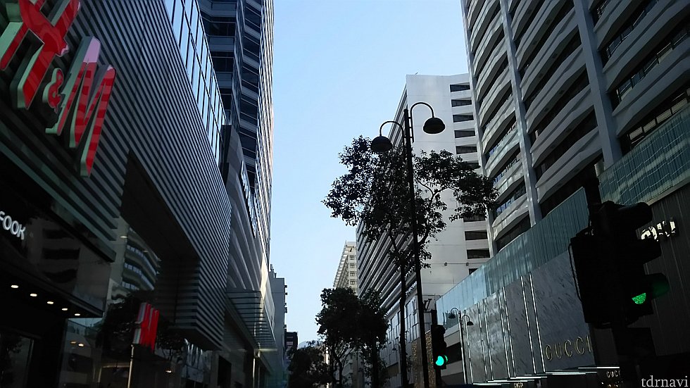 高級ブランドばかり並んだ通りを進んでいきます