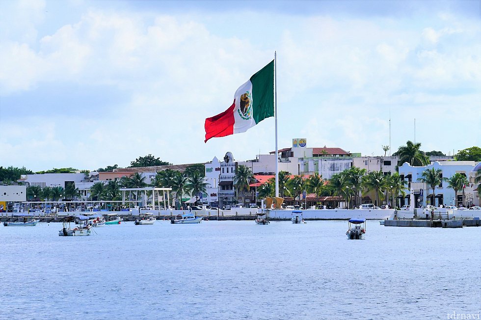 というわけでスルーしてきました(笑)道なりに進むと左手にはメキシコの国旗!いい景色ですねー♪