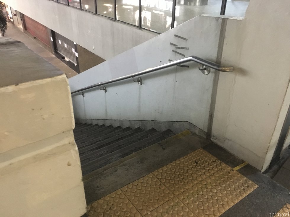 2,30m歩くと左に階段があるので降ります。もう少し先に行くとエレベーターもありますよ