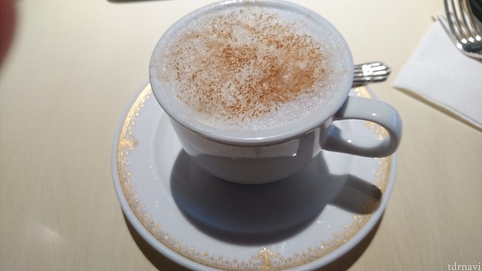 先にドリンクがやってきました。まさかこの匂いと色は恐れていた・・・