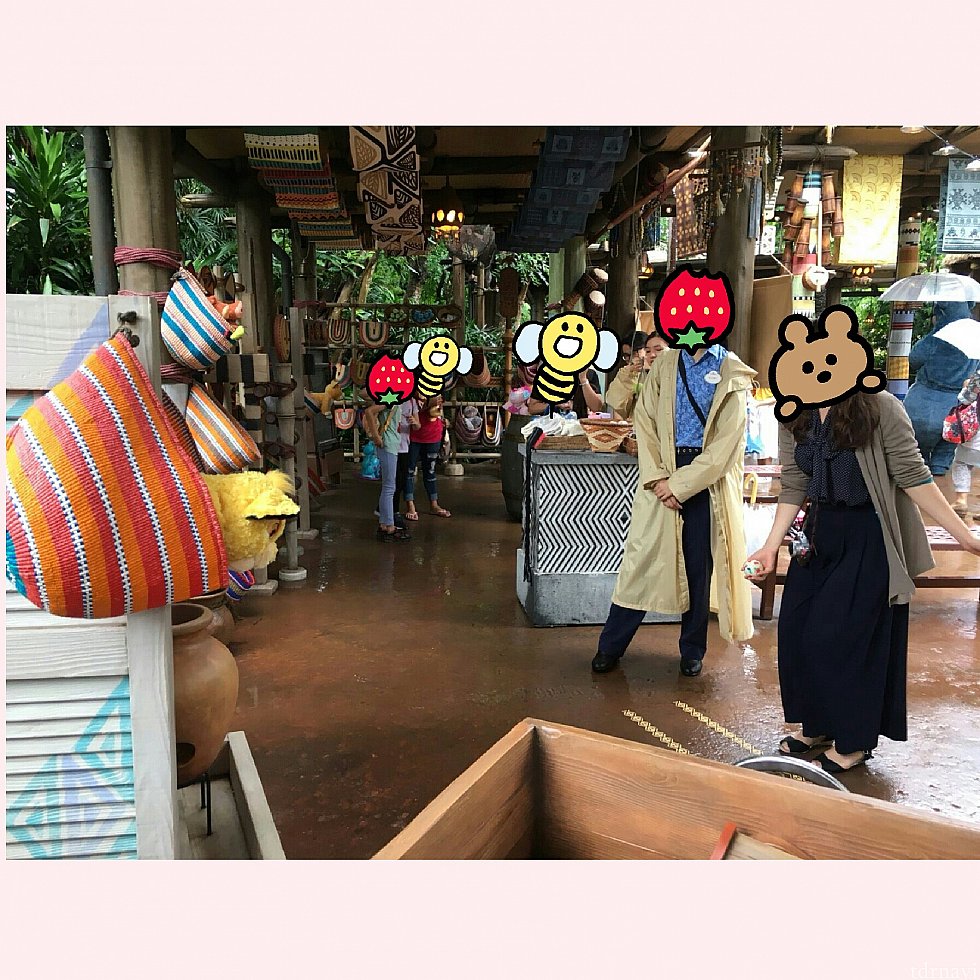 これならピンバッジがゲットできそう!と、チャレンジしました。膝の屈伸を無駄に使って投げる!!!けど全然入らない…途中ボールが消えて、どこいったのかなーと思っていましたが、壺の後ろを通って入ったのか、ピンバッチが貰えました!