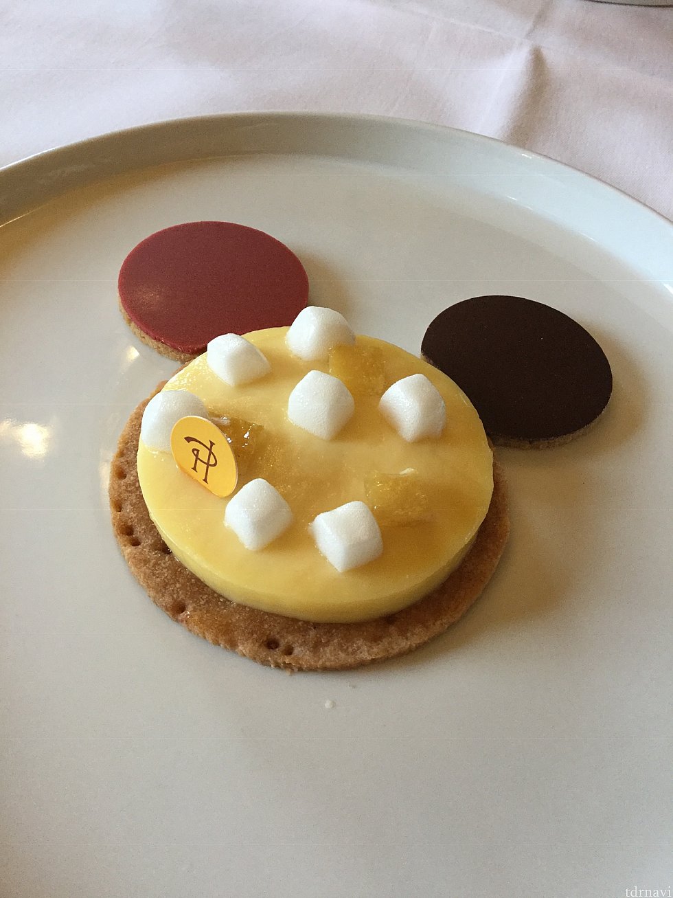 念願のピエールエルメのデザート!
耳はビターとベリーのチョコレート、お顔はレモンムースにメレンゲが乗っていました