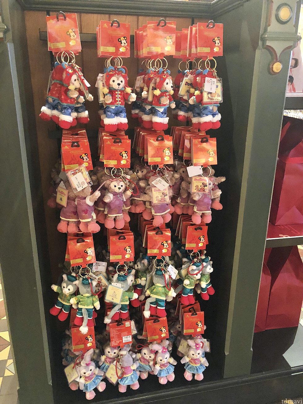 ぬいぐるみキーホルダー各99元。
この日はダッフィーのはぬいぐるみも、『Whistle Stop Shop』だけにありましたが午後には品切れに