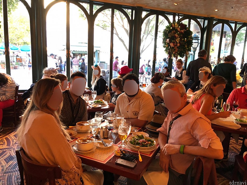 その景色が最高のフランス館で食事をする事にしました。