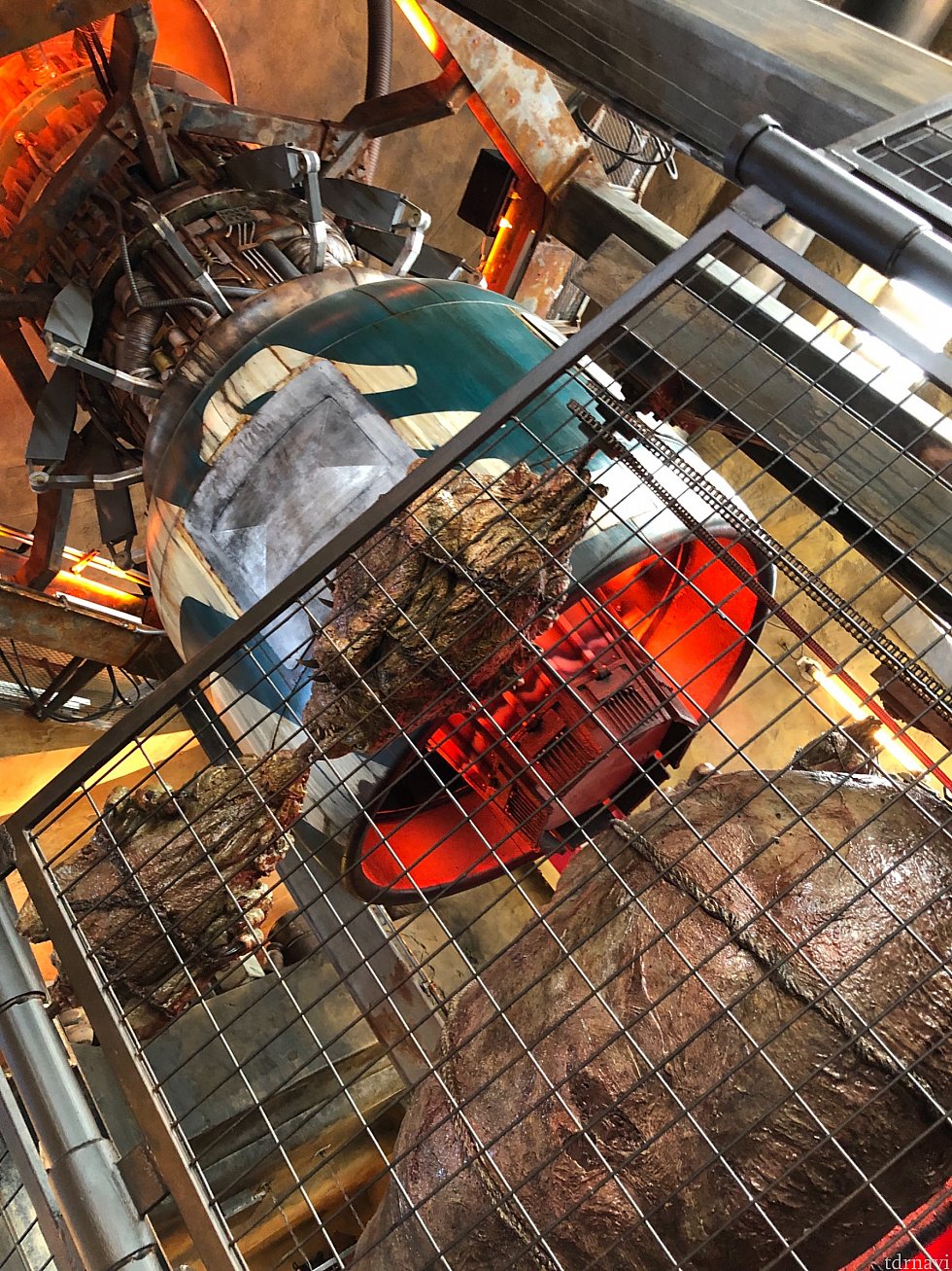 ここはRonto Roasterと言うカウンターサービスのレストラン。ロボットが、ヨッコラセヨッコラセと、このエンジンの横で肉料理を回転させながら調理してました。これ見た感じ凄い熱気なんですが、熱くは無いんです。日向の方がよっぽど熱い…