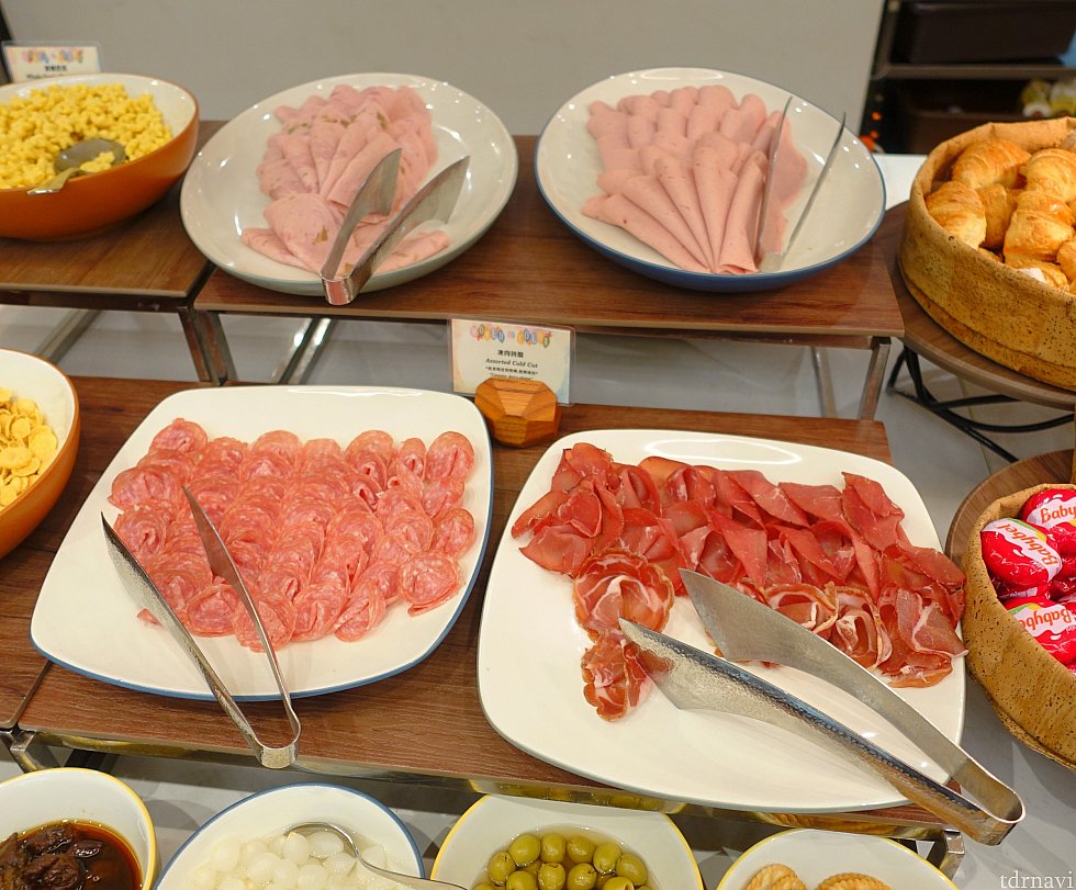 ハム各種。塩辛くなく美味しかったです。
