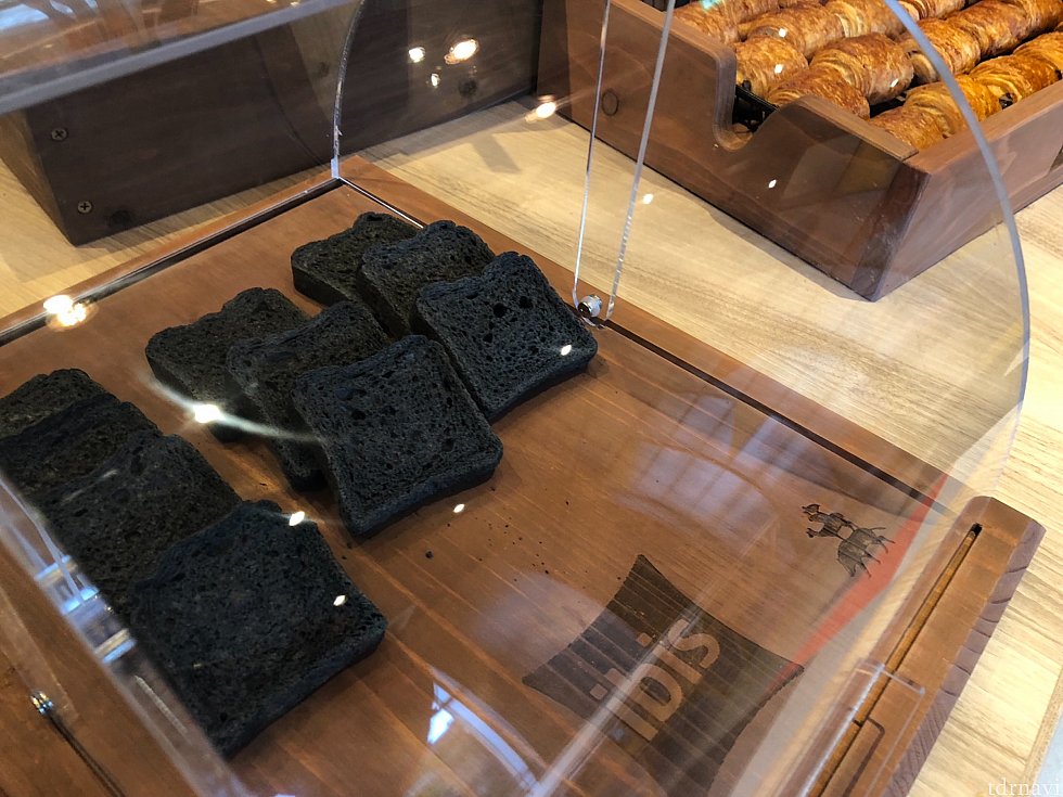 黒い食パン外国製のトースターで焼きました