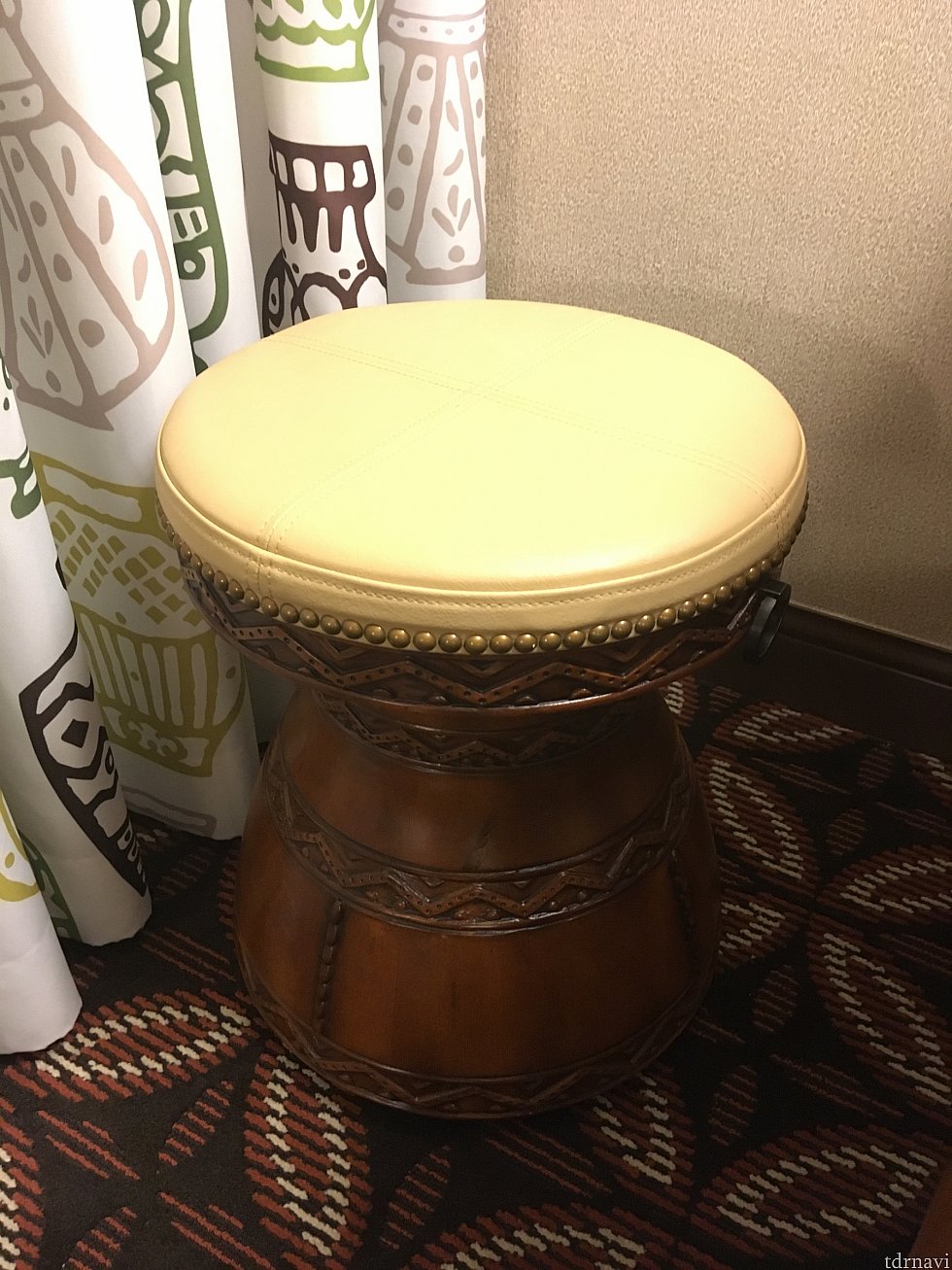部屋の中の椅子の一つがドラム型でテンションアップ!