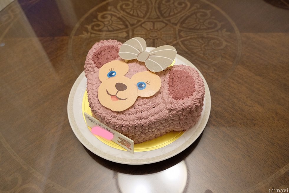 頼んだケーキです。以前は顔の部分もクリームだったけど最近は顔の部分はチョコレートみたいですね。