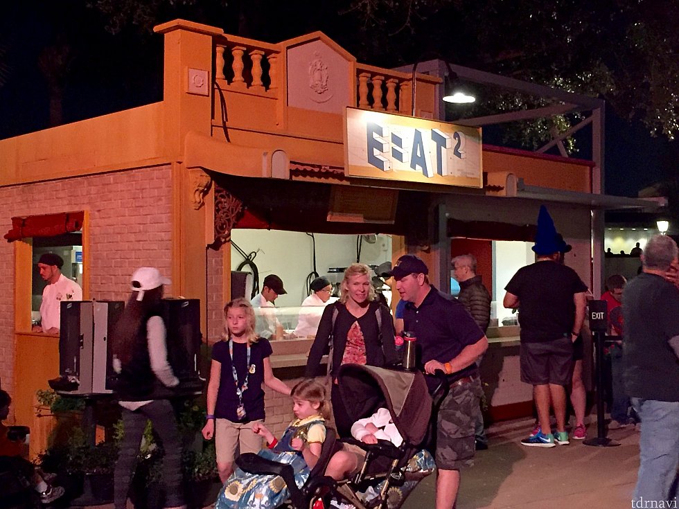 こちらのE=AT(イート)もメキシコ館の近く。先程のお店で知り合った人達にオススメされてきてみました。
