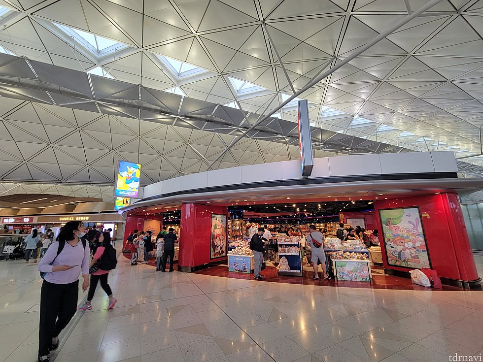 【香港国際空港】出国エリア(制限エリア)にあるディズニーストア。<br>
ここは結構、広いです。