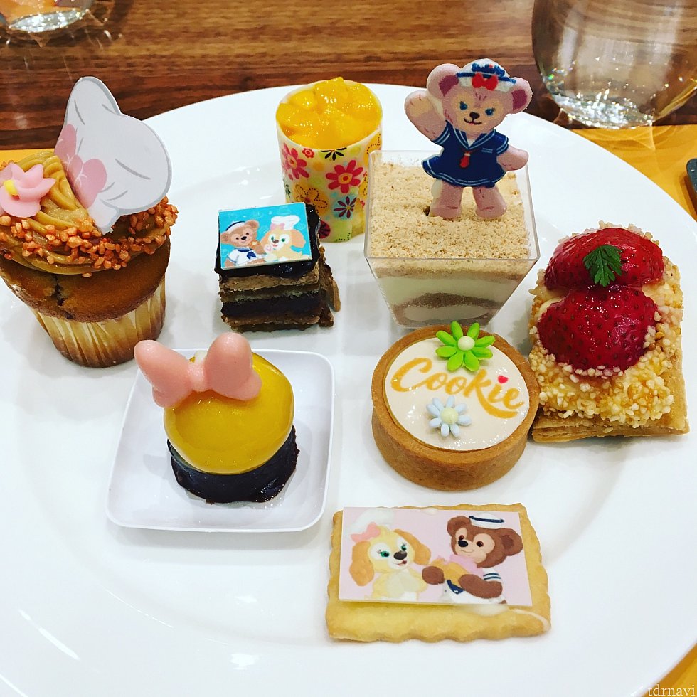 インスタ映え用にケーキを並べたお皿です。