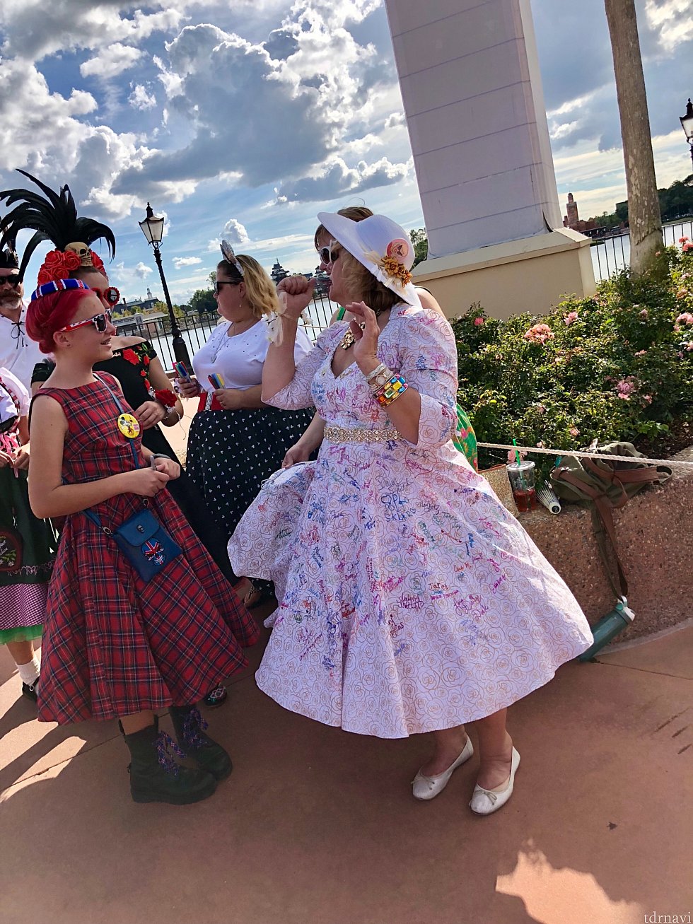 この方には列が出来ていました。というのも、彼女のコスチュームにはDapper 達からのメッセージを書き込んで完成というコンセプトだそうで、皆さん並んでメッセージ入れていました。オリジナルのアイディアですね!