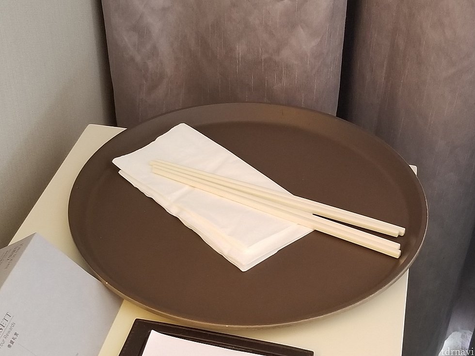 余談です。↑で買ったカップラーメンを食べようとするも箸がない!と気付いてフロントに頼んだらご丁寧にお盆のまま置いていってくれました。
しかしいざカップラーメンを開けたら折り畳み式のフォークが入っていたと言うオチが😂ありがたく使わせて頂きました