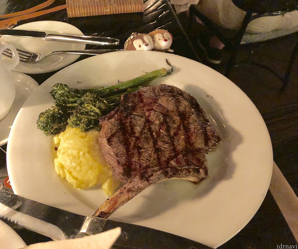 娘は骨付き肉 ボーンインリブアイを注文。
ステーキやお肉が大好きな娘は美味しいと言ってたましたが、日本人には少し硬いかも知れません。
