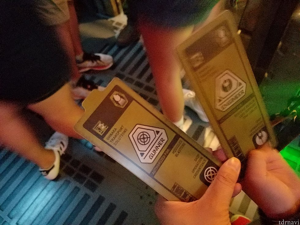 6人組で役割分担とチーム名が書いてあるカードが配られます。
パイロット、ガンナー、エンジニアで、それぞれ二人ずつ割り振られます。
右上にチーム名が書かれていて、船内のスペースで自由に過ごしていて、順番になるとその名前で呼ばれます。
『green』チームでした。
色の名前とカードの色が一緒でした。
待ってる間にテーブルでの撮影をお忘れなく!3分くらいで呼ばれてしまいます。