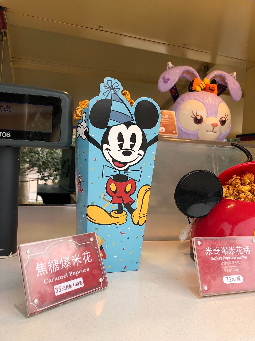 以下レミーのパティスリーとは無関係なミッキー90周年の画像です(笑)
ポップコーンワゴンの紙箱もバースデーバージョン!
