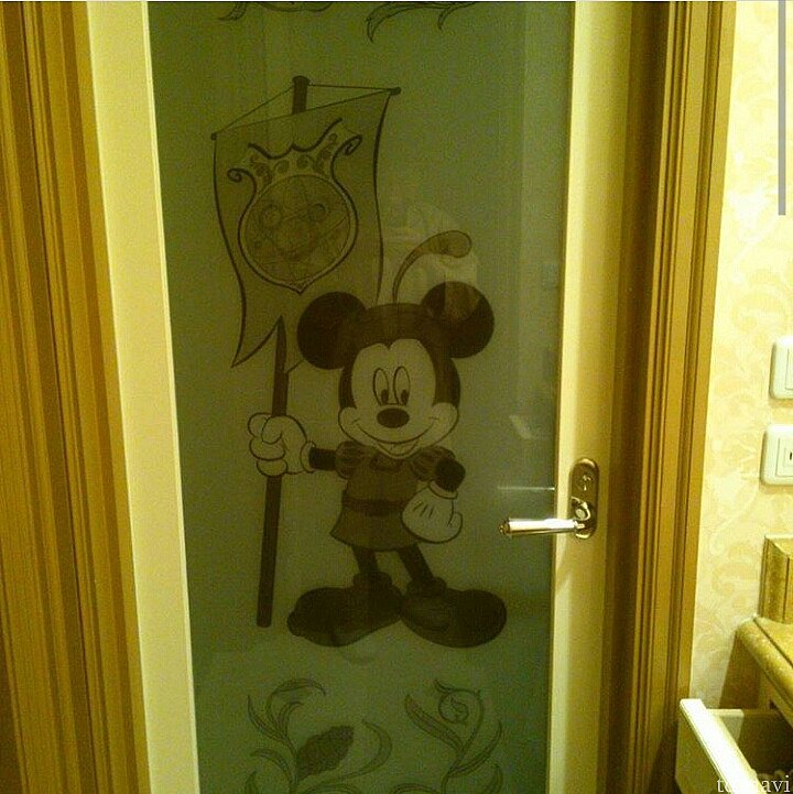 浴室のドアにミッキーが♡