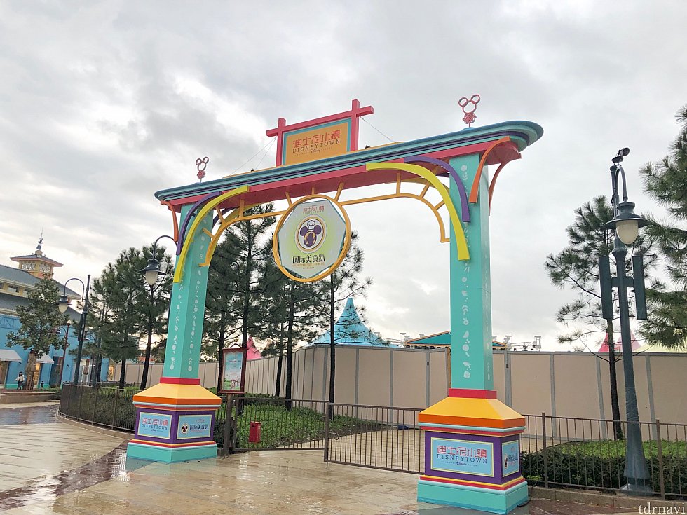 ディズニータウンにはフードフェスティバルのアーチが出来ていました