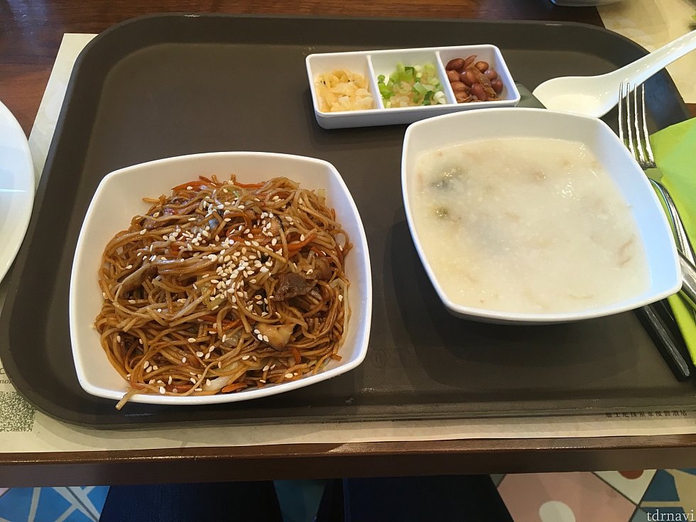 私の注文したのは中華。おかゆだけでなく、焼きそばも…ちょっと多すぎた