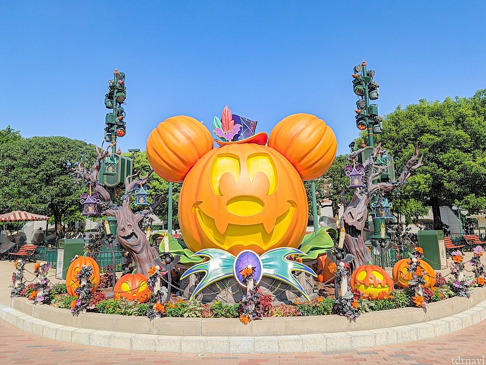 ☑デコレーション<br>
毎年恒例の巨大パンプキンもカムバック!🎃