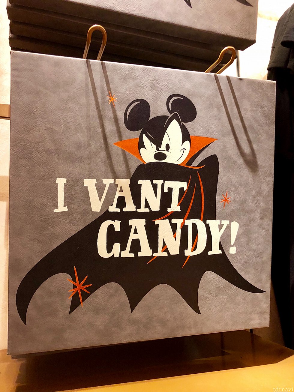 こちらも壁掛けデコレーション。「I want candy 」がドラキュラの出身のルーマニア訛りになっているんですね。$32.99