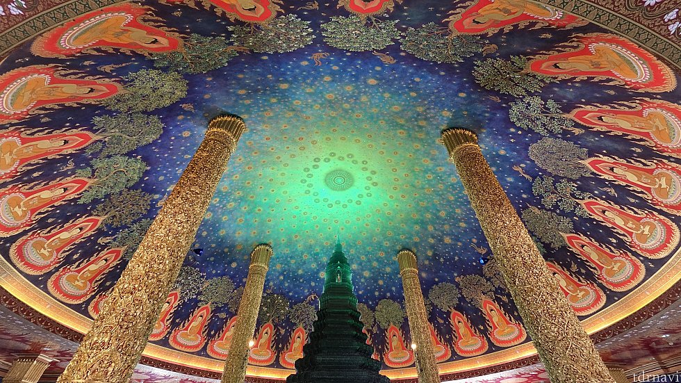 ワット・パクナム。インスタ映えで有名ですが、れっきとした瞑想のための寺院です。