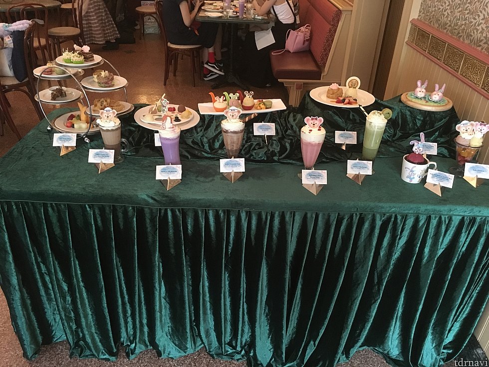最後はコーナーカフェにてお茶。ダッフィーたちのメニューの展示も行われました