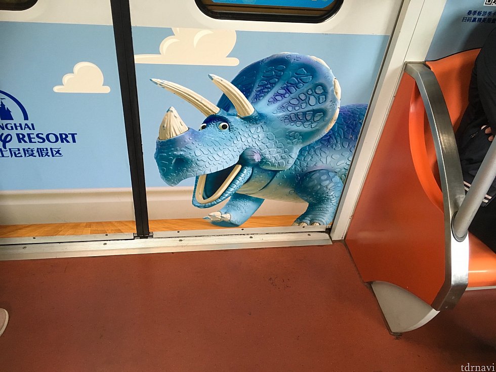 車両のあちこちにいるので大忙しです