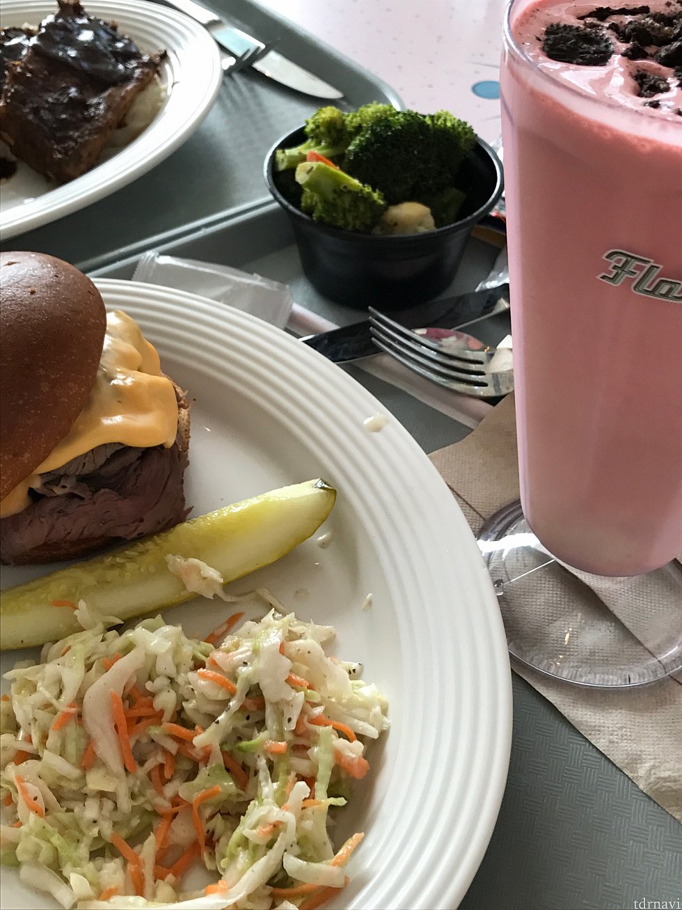 ハンバーガーとシェイク、そしてローストベジタブルです。