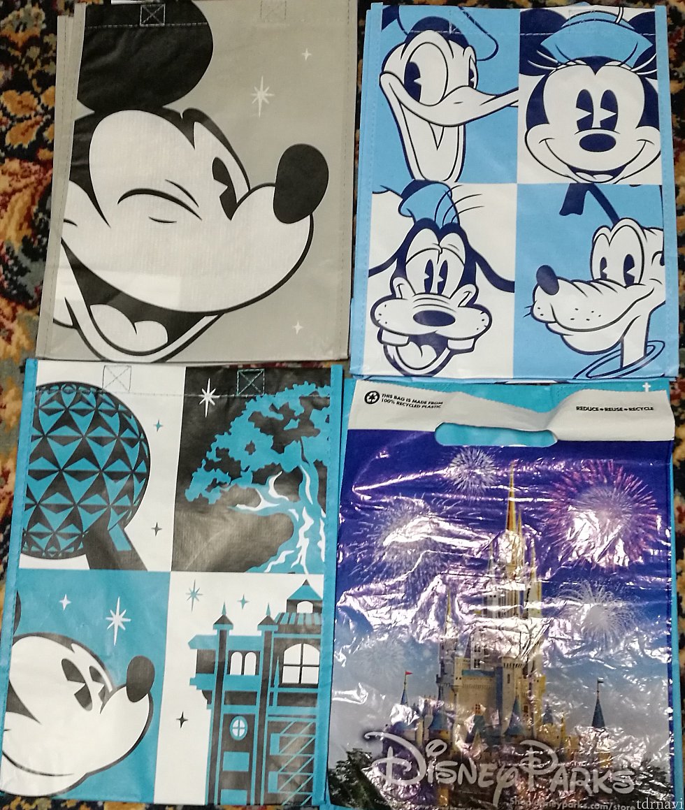 上の画像の裏面です。右上:ワールドオブディズニー、左上:ディズニースプリング内の各ショップ、左下:ディズニーホテルの各ショップで購入できます。日本と異なりバックの口の部分にボタンやファスナーはついていません。帰りの飛行機で預入する際には口の部分をガムテープなどで封をする必要があります。