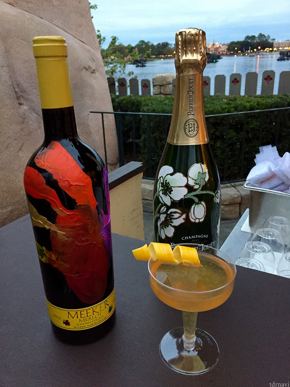 シャンペンボトルの前にあるのが、今回注文したClassic Sidecar with a Chocolate Twist. 量は多く無いんですが、2人でシェアしても酔ってくるくらい強いカクテル。これが美味しかった‼︎ ツイストされたホワイトチョコレートもオシャレで美味しいです。