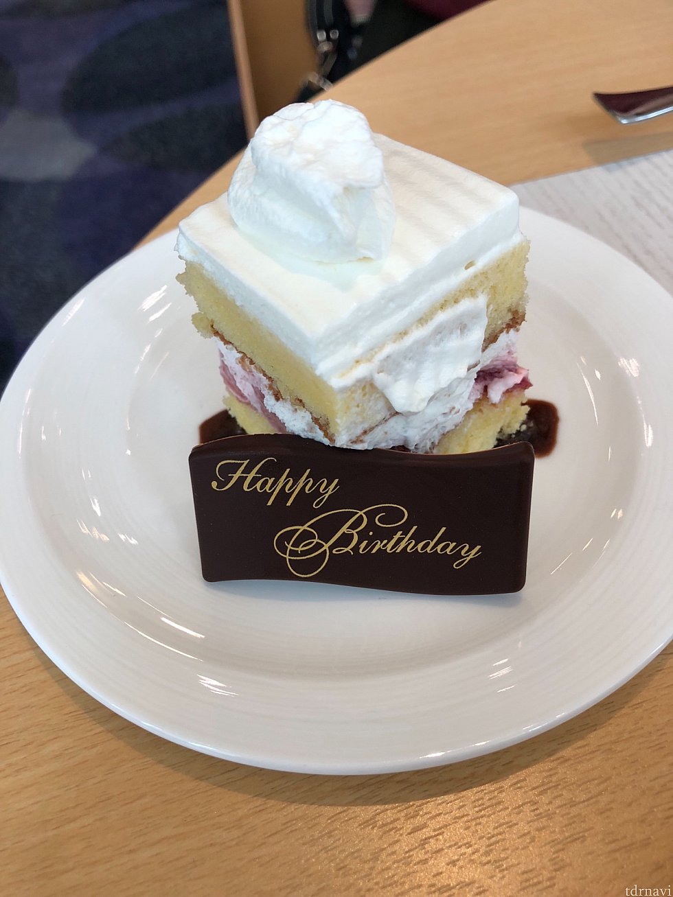 レストランで友人のバースデーケーキ🍰プレゼントいただきました🎁