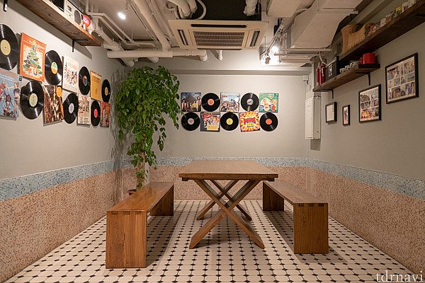 食事場所はいくつかの部屋に分かれています。お好きな部屋でどうぞ。